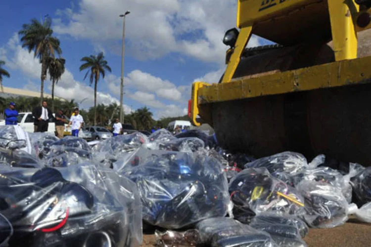 Em Brasília, a Receita Federal também destruiu mercadorias apreendidas (Marcello Casal Jr./ABr)