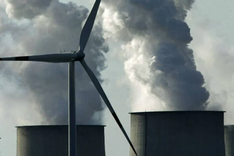 
	Turbina de energia e&oacute;lica em constraste com termel&eacute;trica a carv&atilde;o na Alemanha: lucros das usinas movidas a carv&atilde;o ca&iacute;ram 23% no ano passado, a maior queda desde 2010
 (Getty Images)