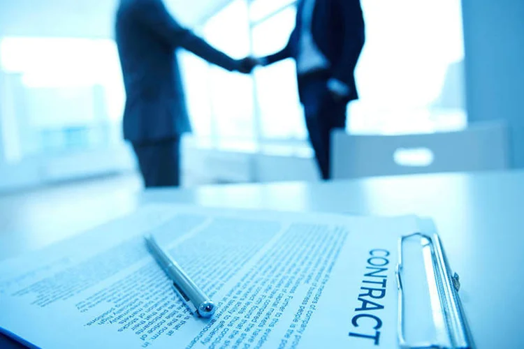 Assinatua de contrato: o ano foi marcado ainda pela forte presença de estrangeiros (shironosov/ThinkStock)