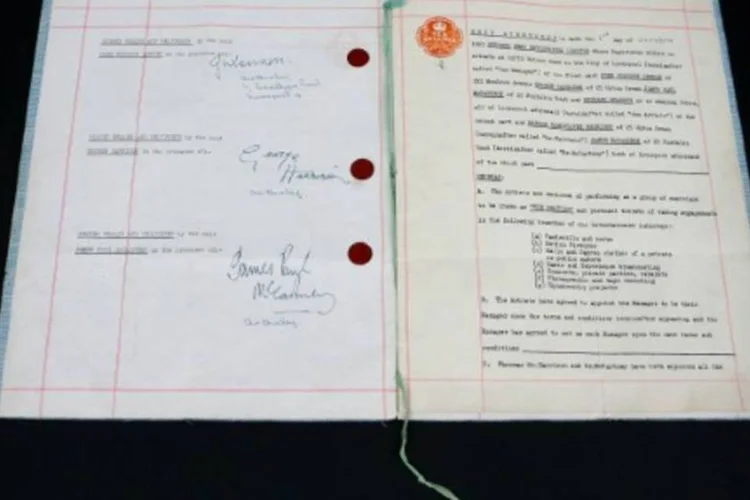 O primeiro contrato assinado pelos Beatles (Ben Stansall/AFP)