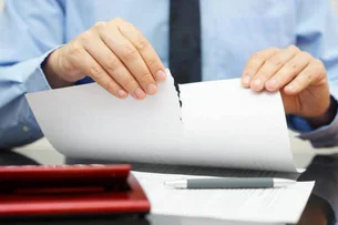 O que é a cláusula resolutiva em contratos imobiliários e como ela opera
