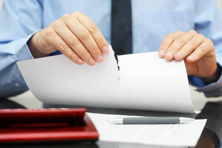A cláusula resolutiva em contratos imobiliários permite a rescisão automática do acordo em caso de descumprimento das obrigações, garantindo maior segurança para ambas as partes (Thinkstock/BernardaSv)