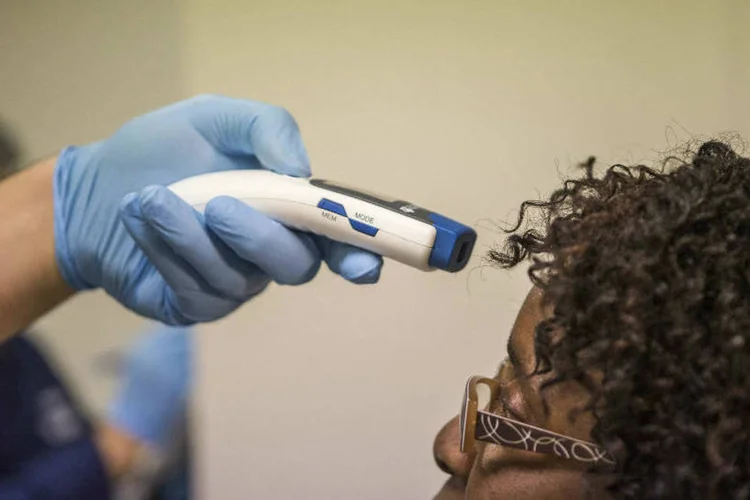 
	Ebola: pesquisadores j&aacute; est&atilde;o testando duas vacinas candidatas da GlaxoSmithKline e da NewLink Genetics
 (U.S. Customs and Border Protection/Josh Denmark/Handout via Reuters)