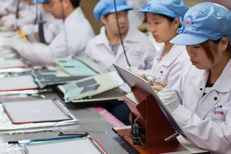 Fábrica do MacBook Pro em Xangai, China: a organização pediu para a companhia "fazer esforços para melhorar" as condições trabalhistas de suas fornecedoras (Reprodução / Apple/Getty Images)