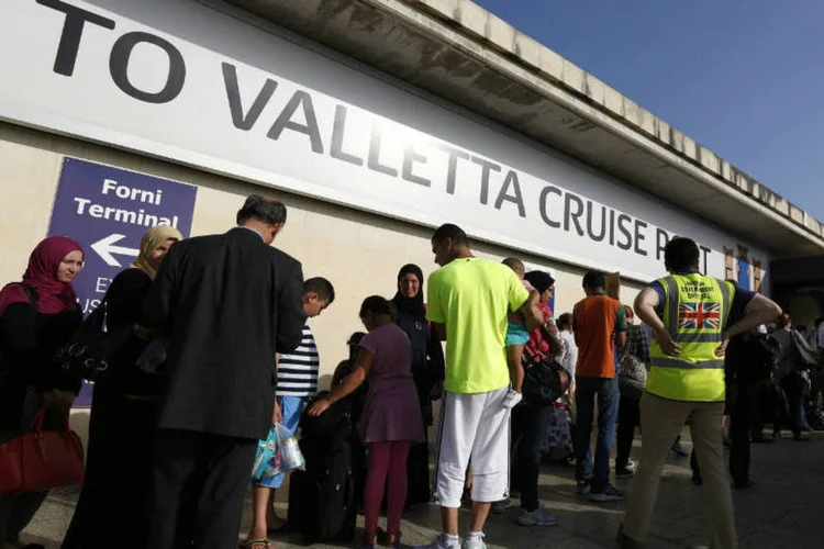 Refugiados passam por controle: o HMS Enterprise chegou a Malta nesta segunda (Darrin Zammit Lupi/Reuters)