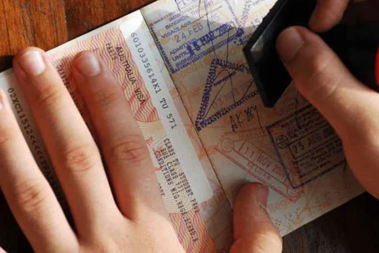 Para dar início à solicitação, o imigrante precisa apresentar à autoridade consular alguns documentos (Thinckstock/Thinkstock)