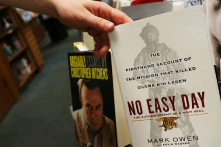 
	Controverso livro No Easy Day, de Mark Owen: segundo ele, bin Laden ainda se movia ap&oacute;s o primeiro tiro e foi baleado novamente quando os Seals entraram no quarto
 (Getty Images / Alex Livesey)