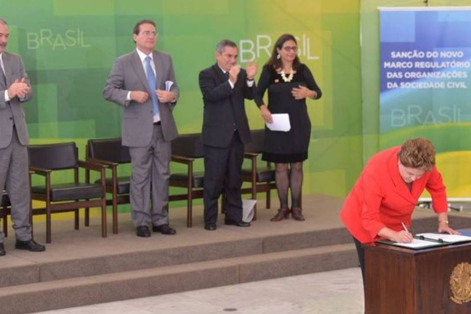 Dilma sanciona lei que cria regras para convênios com ONGs