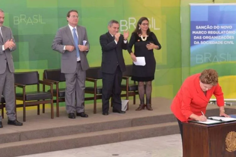 Presidente Dilma Rousseff sanciona lei que institui o Marco Regulatório para organizações não governamentais (Wilson Dias/Agência Brasil)