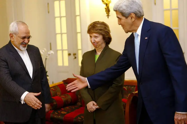 John Kerry cumprimenta Mohammad Javad Zarif antes de um encontro em Viena, na Suíça (Leonhard Foeger/Reuters)