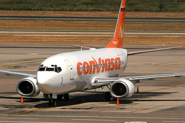 Avião da companhia Conviasa no aeroporto de Caracas, na Venezuela (Diego Giudice/Bloomberg News)