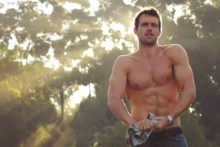 
	Andrew Cooper em comercial da Coca-Cola: ator encarna um jardineiro bonit&atilde;o que &eacute; provocado por um grupinho de mulheres desocupadas
 (Reprodução)