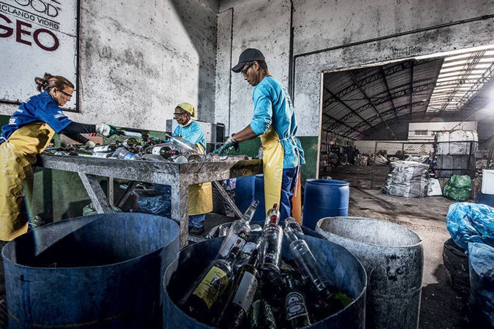 Empresas e catadores se ajudam para seguir lei do lixo