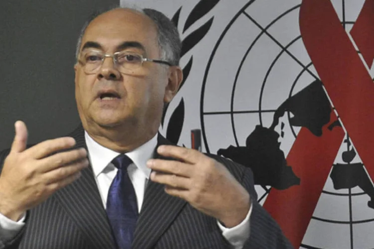 
	Pedro Chequer: &nbsp;&quot;esperamos que a decis&atilde;o seja revista&quot;, disse sobre a suspens&atilde;o da distribui&ccedil;&atilde;o dos kits.
 (Antonio Cruz/ABr)