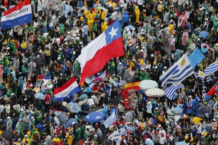 Católicos aguardam Papa Francisco na praia de Copacabana, no Rio de Janeiro: para não se perder na multidão, muitos grupos de peregrinos andam de mãos dadas ou apoiando-se uns aos outros, em fila indiana. (REUTERS/Sergio Moraes)