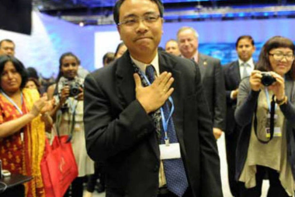 Chefe da delegação das Filipinas, Yeb Saño chora na COP18