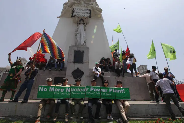 Ativistas do meio ambiente marcham no centro de Lima, no Peru (REUTERS/Guadalupe Pardo)