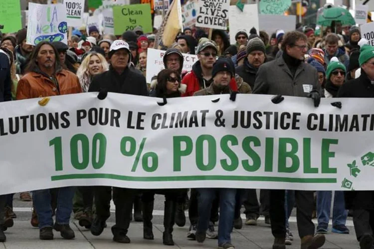 
	Marcha pelo clima: na bandeira l&ecirc;-se, &quot;Solu&ccedil;&otilde;es Clim&aacute;ticas e Justi&ccedil;a Clim&aacute;tica 100% poss&iacute;vel&quot;.
 (Reuters)