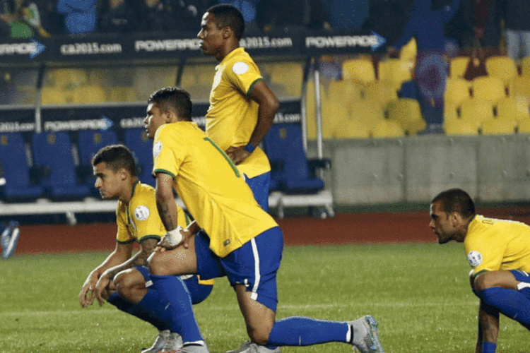 Jogadores brasileiros nas quartas de final da Copa América 2015 contra o Paraguai ( Mariana Bazo/ Reuters)