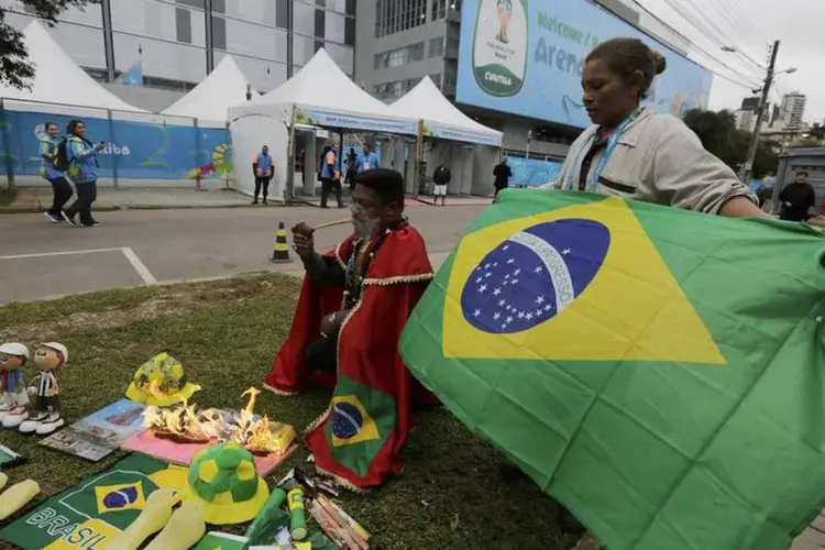 Bruxo brasileira realiza uma cerimonia para trazer sorte para o Brasil, na frente do Arena da Baixada (Henry Romero/Reuters)