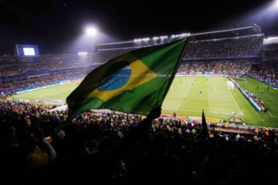 Brasileiros deslocam consumo para produtos da Copa do Mundo, como camisas temáticas e vuvuzelas, com preços mais baixos nesta época (.)