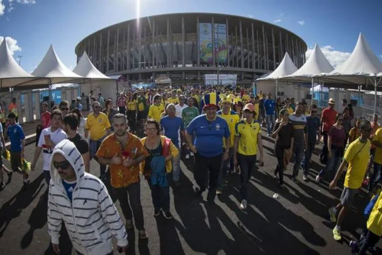 
	Torcedores deixam o Man&eacute; Garrincha ap&oacute;s o primeiro jogo em Bras&iacute;lia
 (Marcelo Camargo/Agência Brasil)