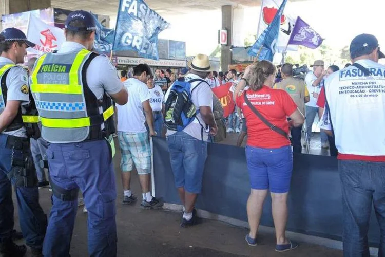 Movimentação na Rodoviária do Plano Piloto na volta para casa no dia do jogo de abertura da Copa (Antônio Cruz/Agência Brasil)