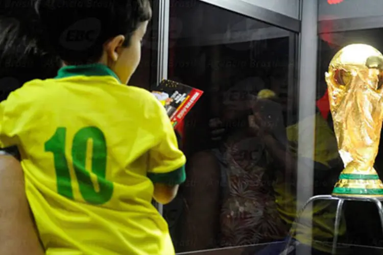 
	Trof&eacute;u da Copa do Mundo de 2014 chega ao Brasil: ainda assim, a Fifa demonstrou confian&ccedil;a no evento
 (Tânia Rêgo/Agência Brasil)