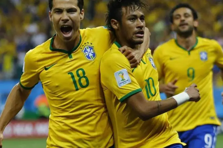 Neymar, Hernanes e Fred comemoram gol do Brasil na partida de abertura da Copa do Mundo de 2014 (Ivan Alvarado/Reuters)