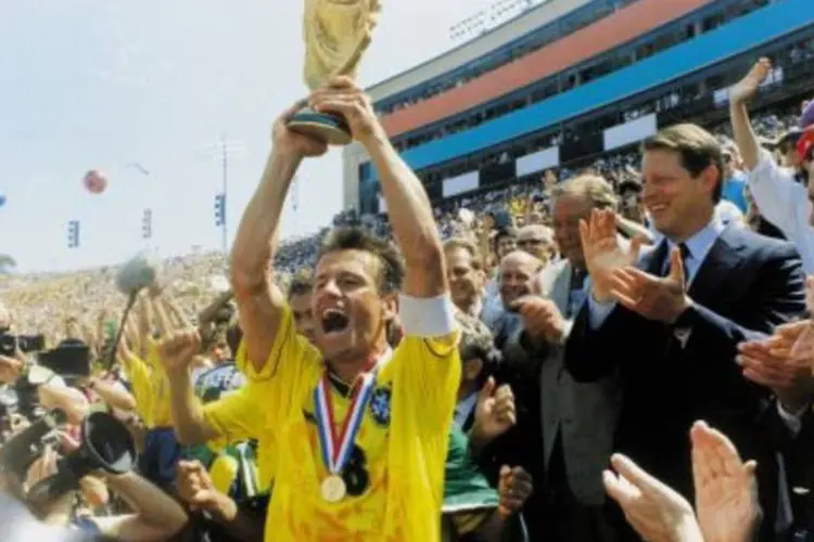 Dunga, levantando a taça da copa de 1994 nos EUA: livros mais vendidos contam o histórico dos torneios e trazem listas com os melhores atletas.  (.)