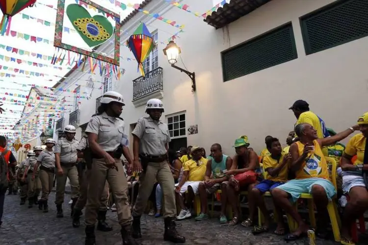 Policiais patrulham as ruas do Pelourinho durante a Copa do Mundo de 2014, em Salvador (Marcos Brindicci/Reuters)
