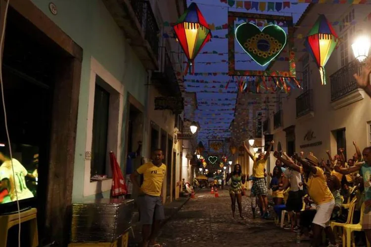 Torcedores comemoram gol do Brasil na abertura da Copa, em Salvador (Marcos Brindicci/Reuters)