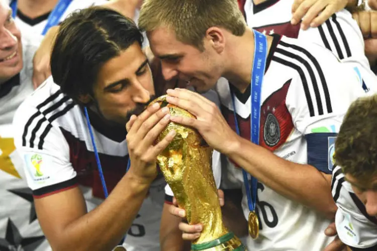 No Maracanã, os jogadores Sami Khedira e Philipp Lahm beijam a taça da Copa do Mundo (REUTERS/Dylan Martinez)