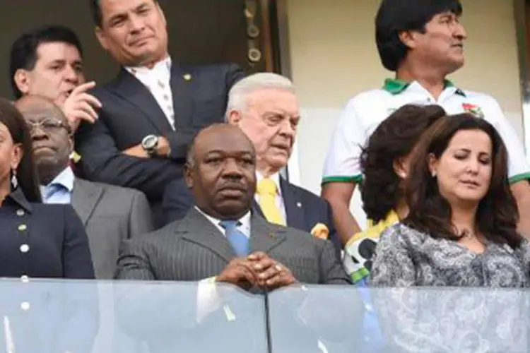 Correa (E), o presidente do Gabão (à frente), e Evo Morales (D) na abertura da Copa (Dimitar Dilkoff/AFP)
