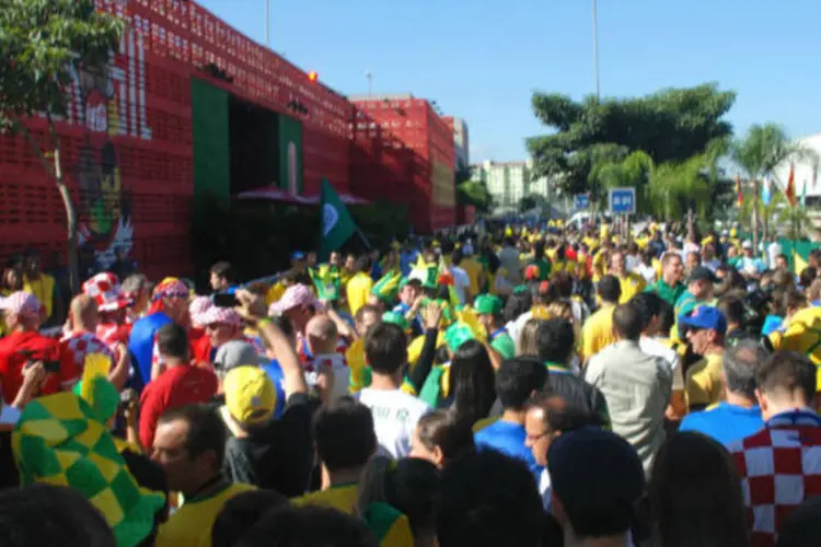 Torcida sai da Estação Itaquera rumo ao estádio (Guilherme Dearo/Exame.com)