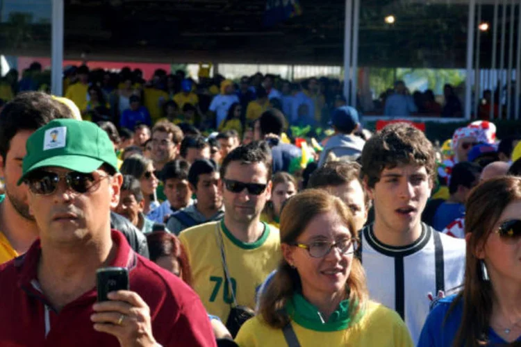 
	Torcida sai da Esta&ccedil;&atilde;o Itaquera rumo ao est&aacute;dio: setor t&ecirc;xtil est&aacute; desanimado
 (Guilherme Dearo/Exame.com)