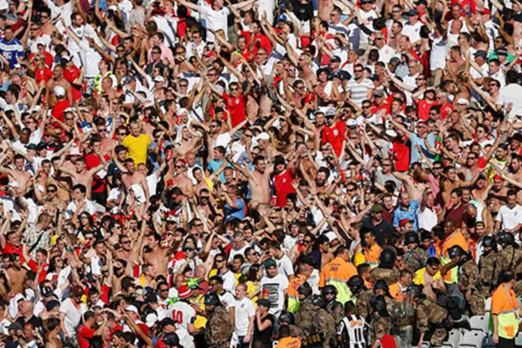 Polícia separa grupo de ingleses de outros torcedores no estádio Mineirão (REUTERS/Leonhard Foeger)
