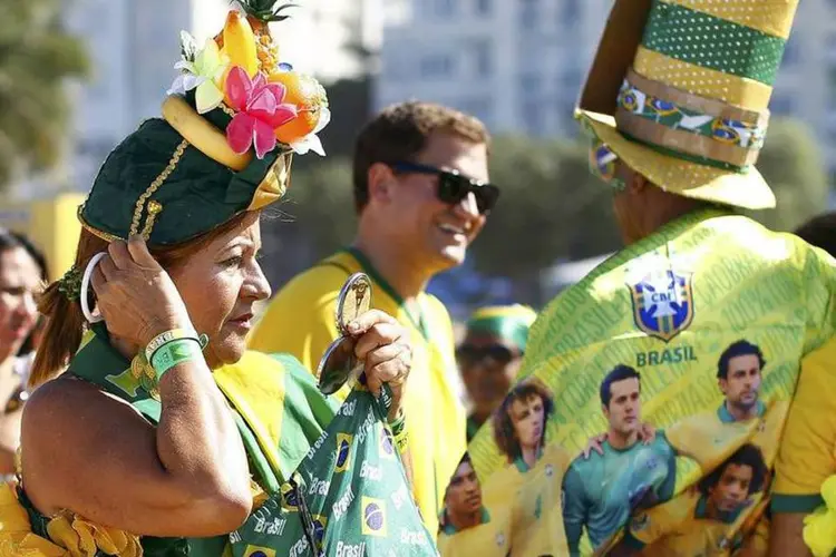 
	Mais de 20 mil pessoas compareceram ao Fun Fest da Fifa na praia do Rio de Janeiro
 (Darren Staples/Reuters)