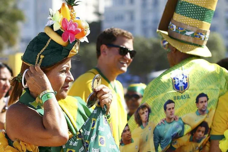 Torcedores concentrados no Fifa Fan Fest, na Praia da Copacabana, Rio de Janeiro (Darren Staples/Reuters)