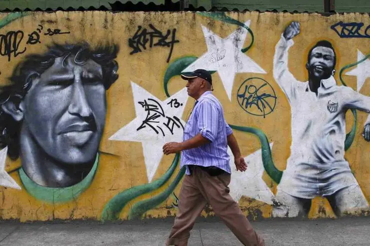 Muro grafitado para a Copa do Mundo de 2014 no Rio de Janeiro (Pilar Olivares/Reuters)