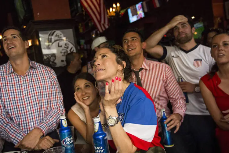 Torcedores dos EUA assistem à partida contra a Alemanha em um bar de Nova York (Andrew Burton/Getty Images)