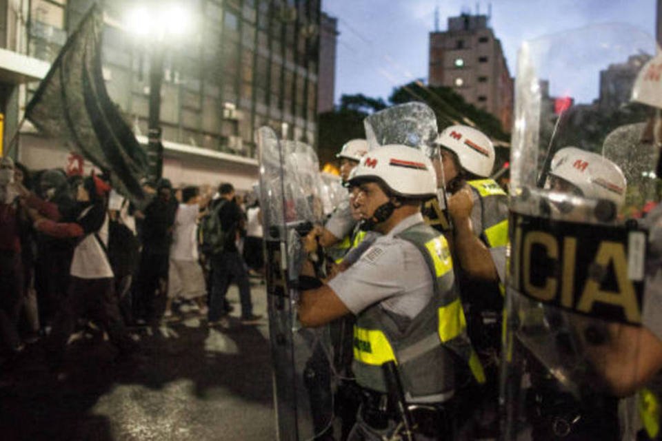 Manifestantes contra Copa bloqueiam vias de São Paulo