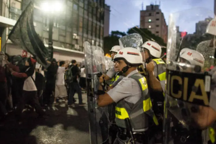 
	Em S&atilde;o Paulo, policiais cercam manifestantes no centro da cidade, durante ato contra a Copa do Mundo: ato de hoje foi o terceiro
 (Victor Moriyama/Getty Images)