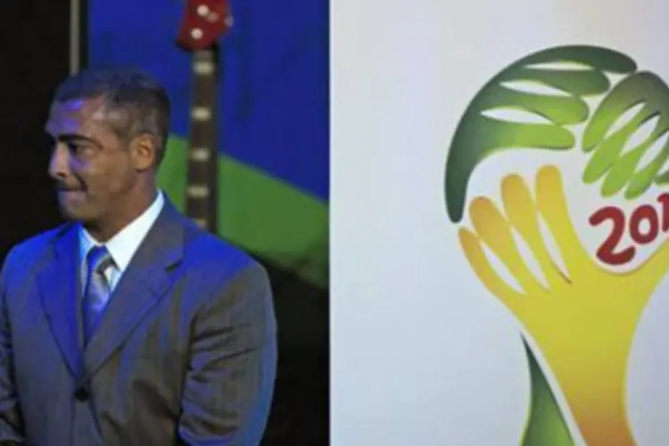 O ex-atacante Romário participa em Johanesburgo de lançamento do logotipo da Copa de 2014 (Reuters/Radu Sigheti)