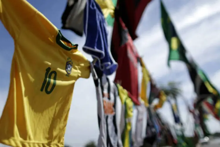 
	Camiseta da sele&ccedil;&atilde;o brasileira: Fifa ir&aacute; construir quinze centros de treinamento para a base no Brasil
 (REUTERS/Ueslei Marcelino)