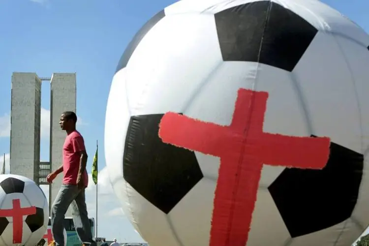 ONG realiza protesto contra a Copa em frente ao Congresso Nacional, nesta terça (REUTERS/Joedson Alves)