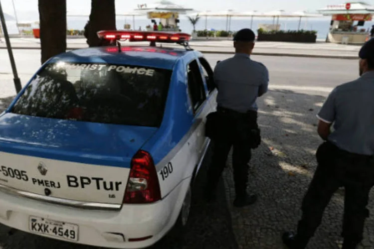 
	Pol&iacute;cia patrulha praia de Copacabana, no Rio de Janeiro: delega&ccedil;&atilde;o inglesa est&aacute; preocupada com a onda de viol&ecirc;ncia na cidade
 (REUTERS/Sergio Moraes)