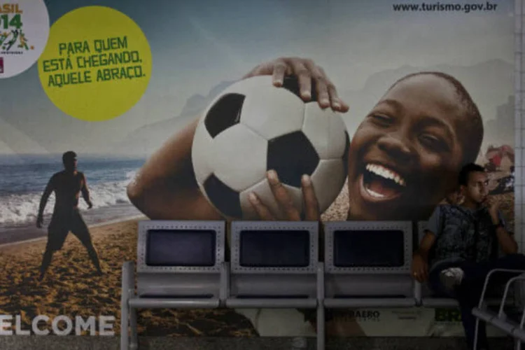 
	Propaganda da Copa do Mundo: em empresas onde n&atilde;o houver dispensa de funcion&aacute;rios em dias de jogos, gastos adicionais na folha de pagamento poder&atilde;o atingir R$135 bi
 (Dado Galdieri/Bloomberg)