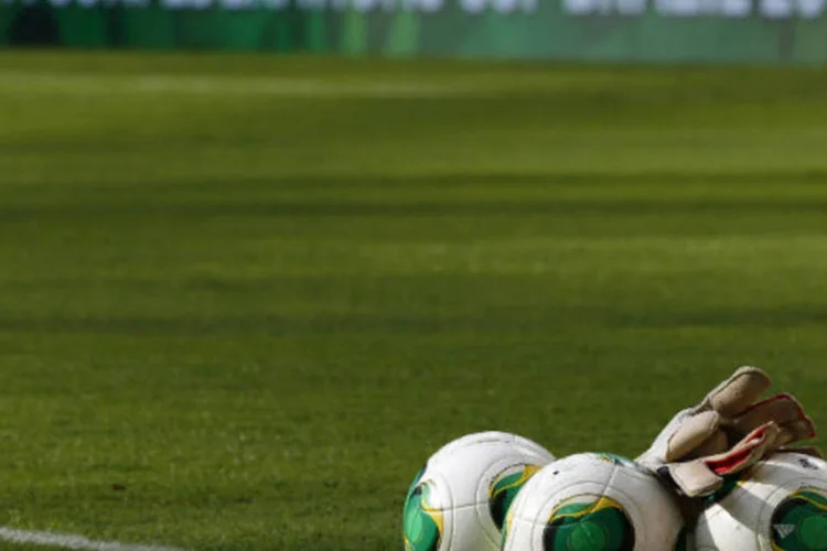
	Bolas de futebol:&nbsp;para simbolizar &quot;a sociedade passando a bola para os parlamentares brasileiros&quot; com o intuito de &ldquo;que os anseios do povo sejam atendidos&rdquo;, as bolas ser&atilde;o chutadas em dire&ccedil;&atilde;o ao Congresso Nacional.
 (REUTERS/Kai Pfaffenbach)