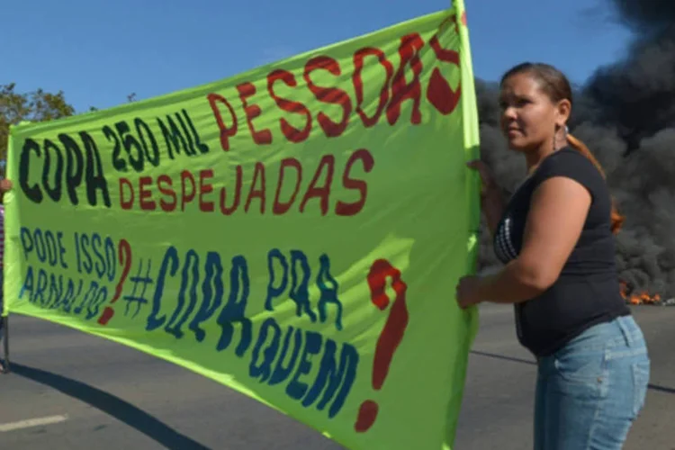 Manifestações do "Copa Pra Quem?" aconteceu na manhã de hoje (14), em Brasília (DF): neste sábado os manifestantes se reunirão, também, no Rio de Janeiro (RJ), a partir das 9h , no Quilombo da Gamboa. (Marcello Casal Jr/ABr)